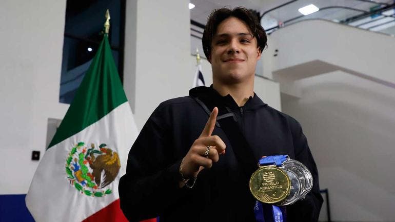 Osmar Olvera llega a México