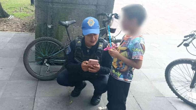 Policías rescatan a niño perdido en el Bosque de Chapultepec