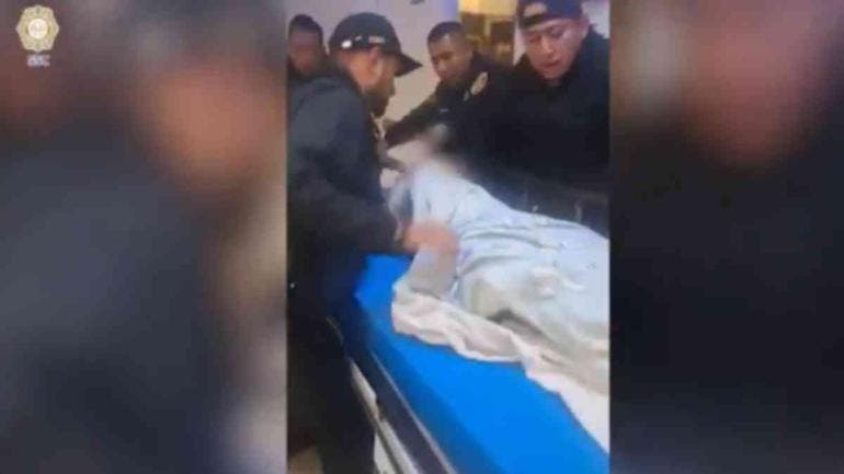 Policías rescatan a adolescente de incendio en Iztapalapa