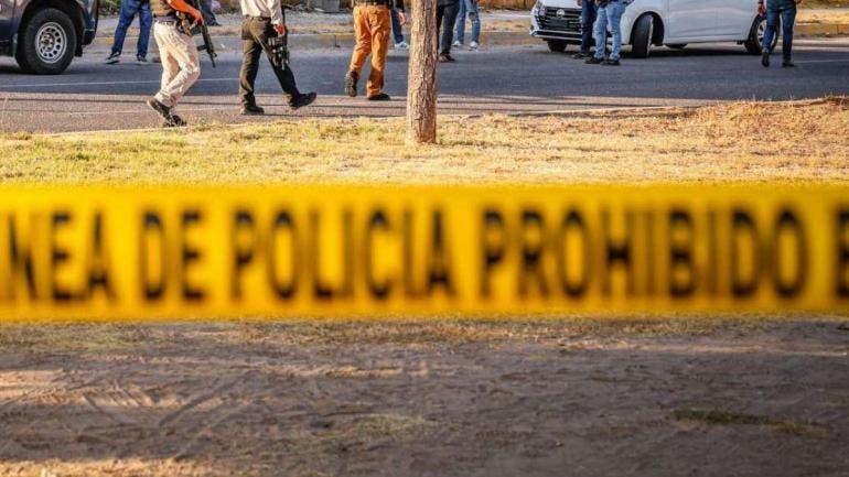 Privan de la libertad a exagente de la FGE de Sinaloa; viajaba con su hija de 7 años