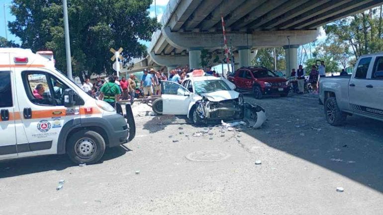 Tren impacta varios autos en Guanajuato; hay seis muertos