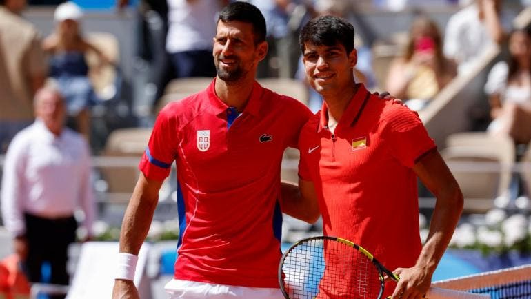 Fotografía de archivo fechada el 04 de agosto de 2025 que muestra al tenista serbio Novak Djokovic (i) y al español Carlos Alcaraz posando en la final individual masculina de tenis de los Juegos Olímpicos de París 2024