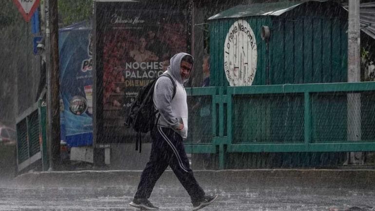 Las autoridades recomendaron a la población retirar la basura de las coladeras para evitar encharcamientos, cerrar puertas y ventanas ante rachas de viento.
