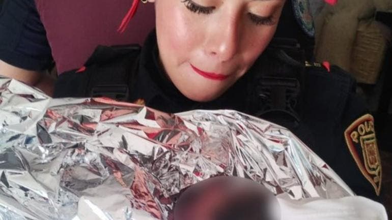 Tras constatar que la madre y la recién nacida se encontraban en condiciones estables, ambas fueron trasladadas a un hospital para recibir atención médica especializada.