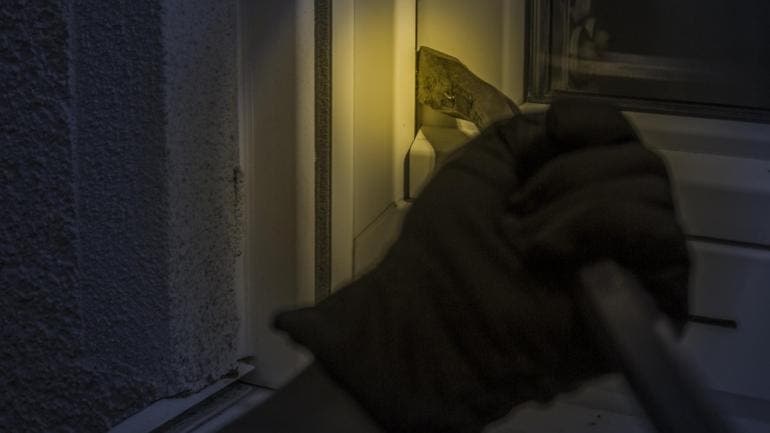 Durante los operativos, la SSC aseguró diversos objetos relacionados con la actividad delictiva, entre ellos, dosis de aparente droga, un arma de fuego, varios teléfonos celulares y herramientas.
