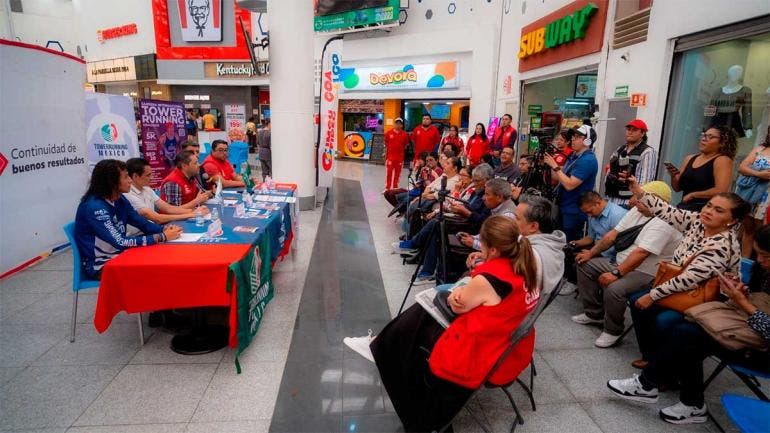 Conferencia de prensa en Plaza Las Flores en Coacalco