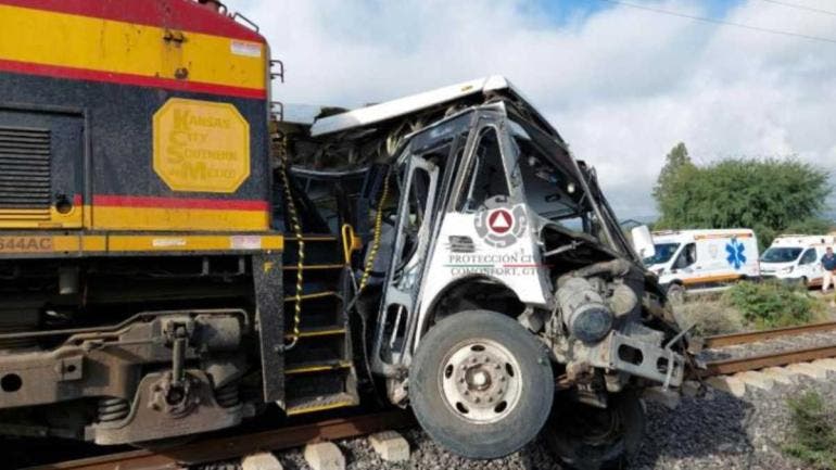 Choque entre autobús y tren