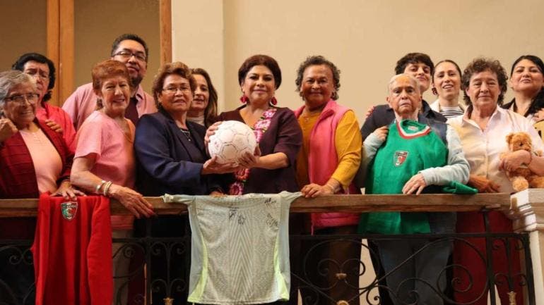 Brugada anuncia torneo femenil en 2026 y foto de homenaje a pioneras del 71