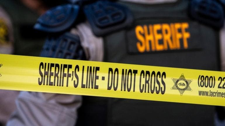 Policías se equivocan de casa en un desalojo y se hacen virales