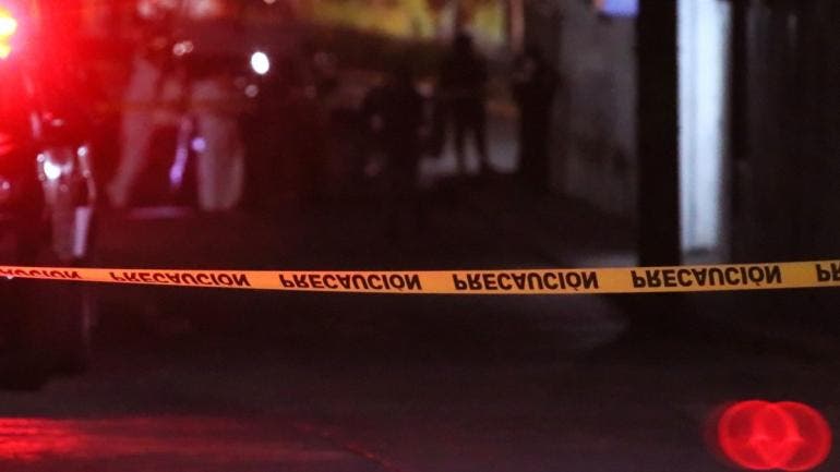 Durante la revisión preventiva se les encontraron 35 bolsitas con aparente crystal, 29 bolsitas con hierba verde parecida a la marihuana, cuatro teléfonos celulares, así como un arma de fuego 