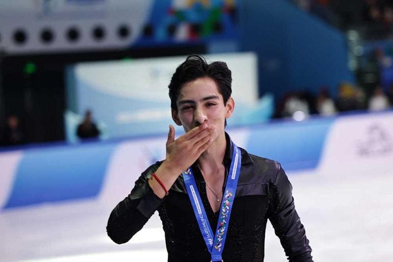 El patinador mexicano Donovan Carrillo logró 222.36 puntos en Beijing para obtener el bronce en el preolímpico y asegurar su lugar en los Juegos Olímpicos de Invierno Milano Cortina 2026 (EFE)