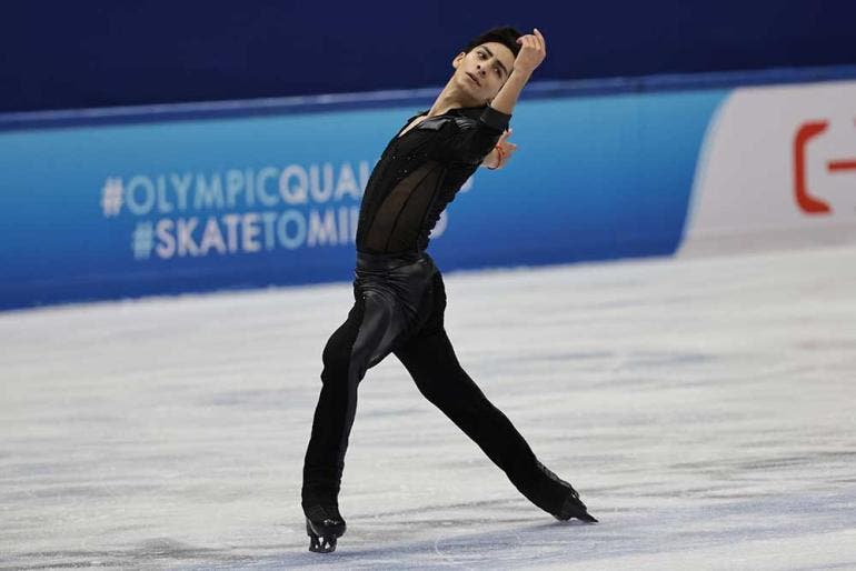El patinador mexicano Donovan Carrillo logró 222.36 puntos en Beijing para obtener el bronce en el preolímpico y asegurar su lugar en los Juegos Olímpicos de Invierno Milano Cortina 2026 (EFE)