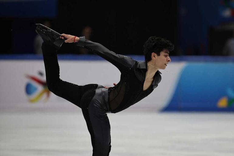 El patinador mexicano Donovan Carrillo logró 222.36 puntos en Beijing para obtener el bronce en el preolímpico y asegurar su lugar en los Juegos Olímpicos de Invierno Milano Cortina 2026 (EFE)