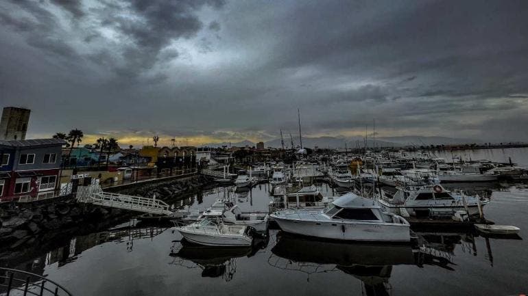 embarcaciones detenidas en el puerto de Ensenada en Baja California