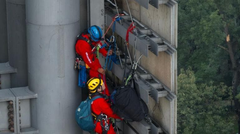 escalan activistas Greenpeace Estela Luz.jpg
