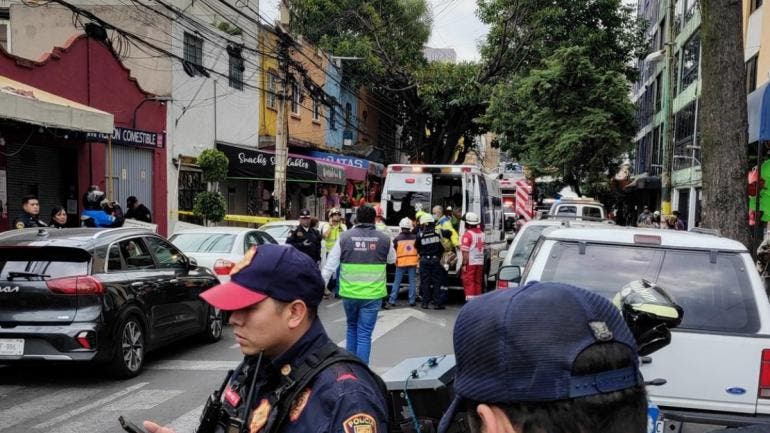 El alcalde de Benito Juárez, Luis Mendoza Acevedo, confirmó el incidente a través de redes sociales y detalló que al momento se reportan tres personas lesionadas.