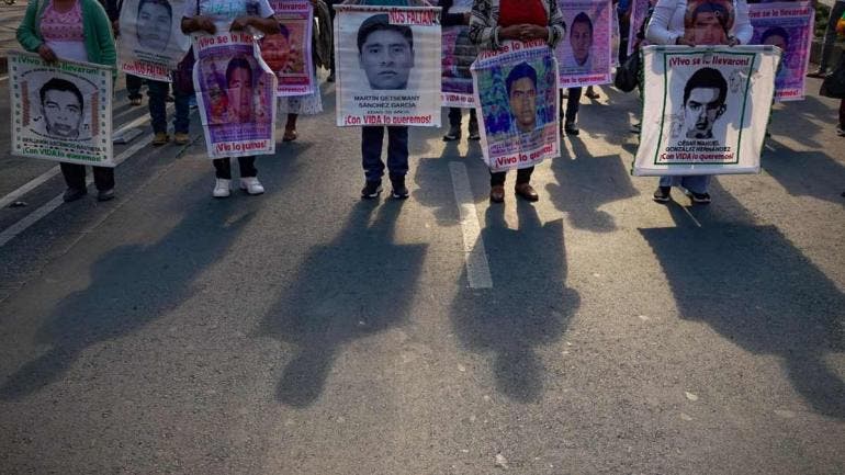 Familiares y estudiantes marchando