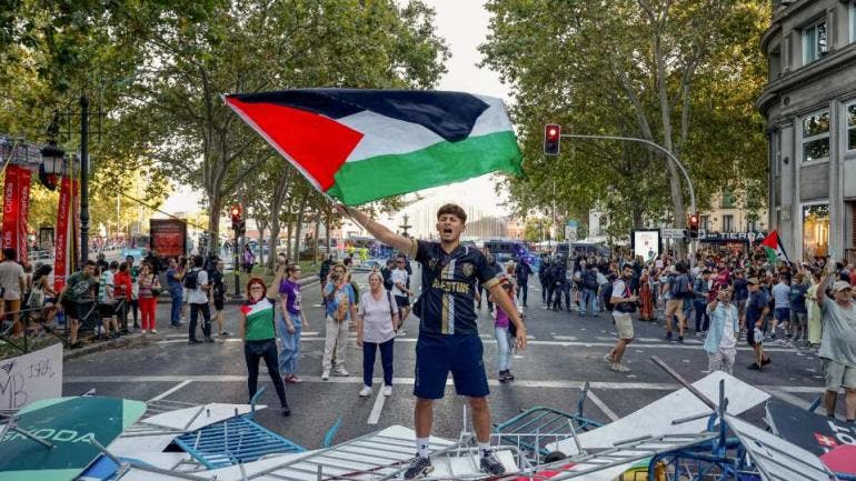La vuelta a España concluye por protestas
