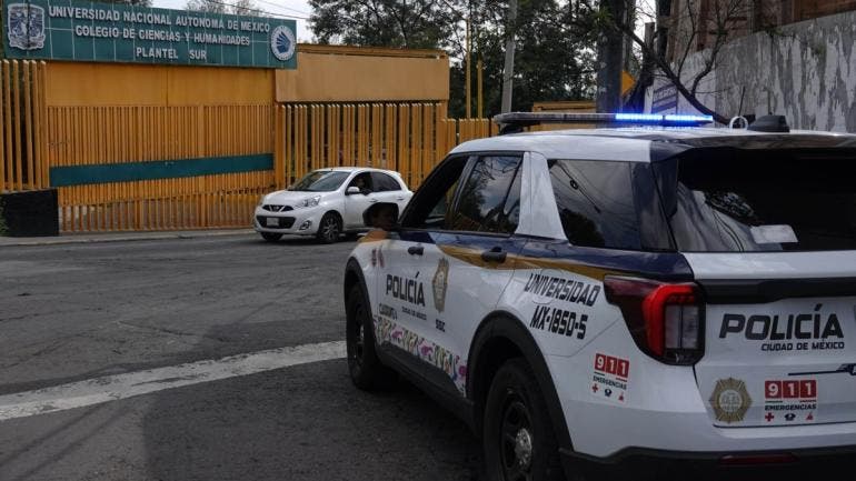 A su llegada a la Rectoría de la UNAM, los estudiantes colocaron flores y realizaron un homenaje en memoria de Jesús Israel