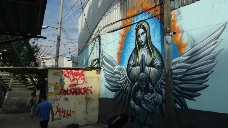 Un hombre camina frente al mural en el paradero de Santa Martha Acatitla en homenaje  a los hechos de La Concordia