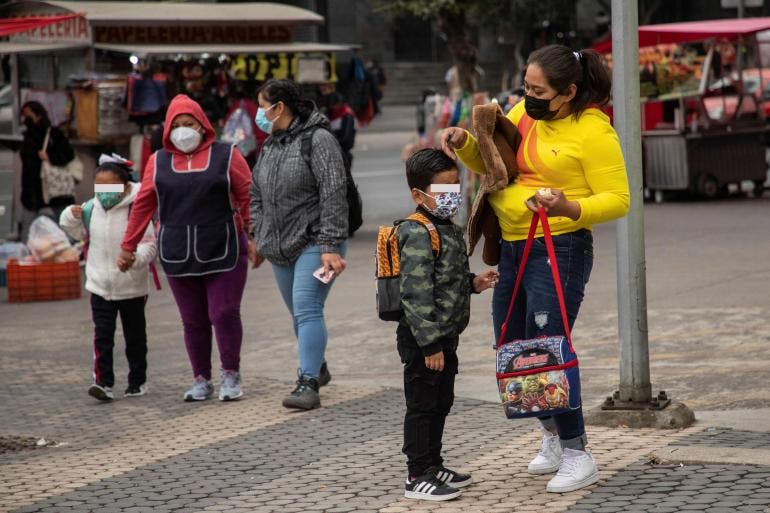 Padres de familia acompañan a sus hijos durante el regreso a clases