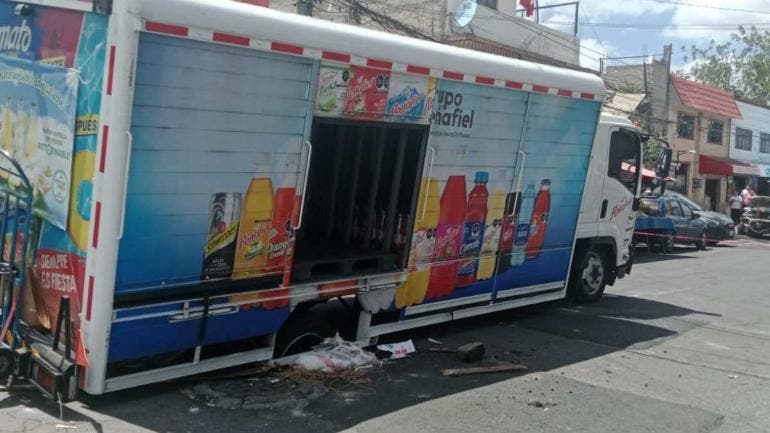 De acuerdo con los reportes, la llanta trasera del vehículo se hundió en el reblandecimiento del suelo, por lo que fue necesaria la intervención de los bomberos.