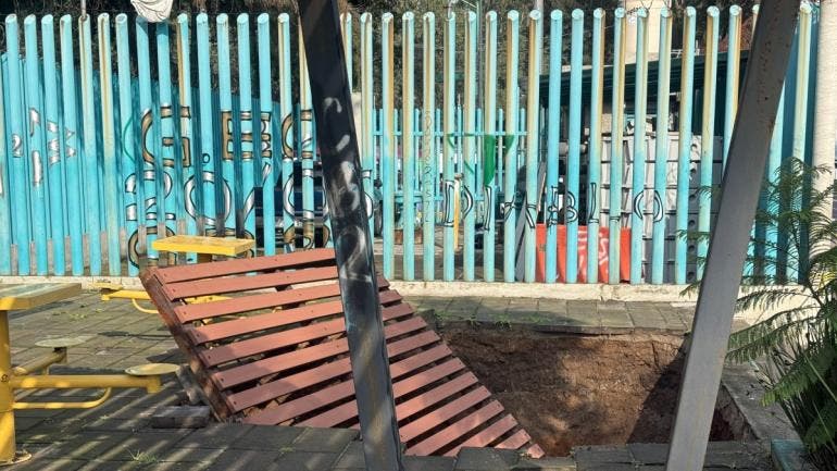 El socavón se 'tragó' mobiliario urbano