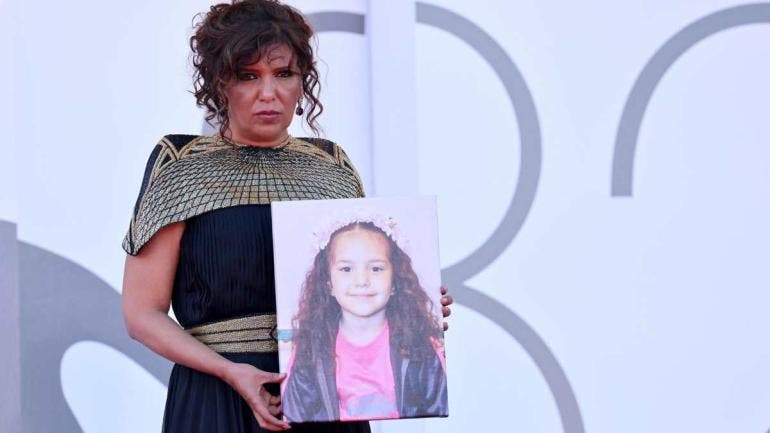 Al recoger el premio en el Palacio del Cine del Lido, Ben Hania fue recibida con una ovación de pie por el público.