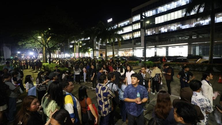 van 32 muertos terremoto Filipinas.jpg