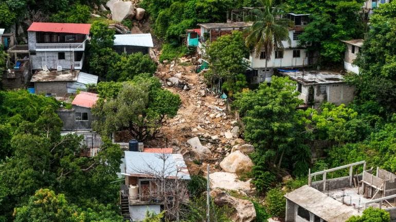 Viviendas afectadas un año después del huracán John en Acapulco