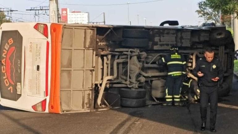 Volcadura de camión de transporte público 