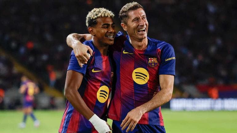 Los jugadores del FC Barcelona, el polaco Robert Lewandowski (d) y Lamine Yamal