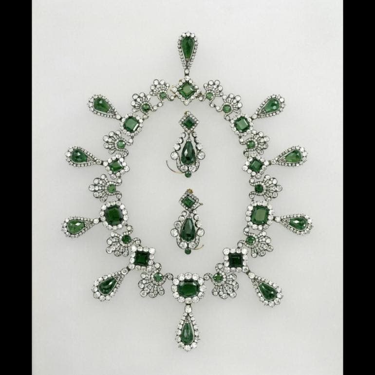 Collar de esmeraldas y unos pendientes de la misma gema de la reina María Luisa