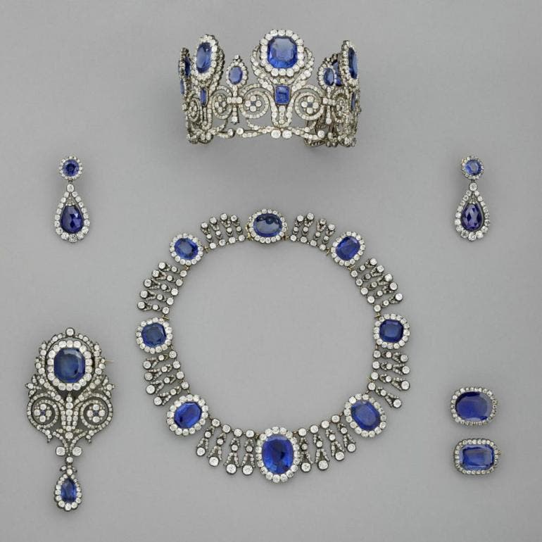 Juego formado por una diadema de la reina María Amelia y de la reina Hortensia, un collar del conjunto de zafiro de las mismas reinas y un pendiente de ese mismo conjunto