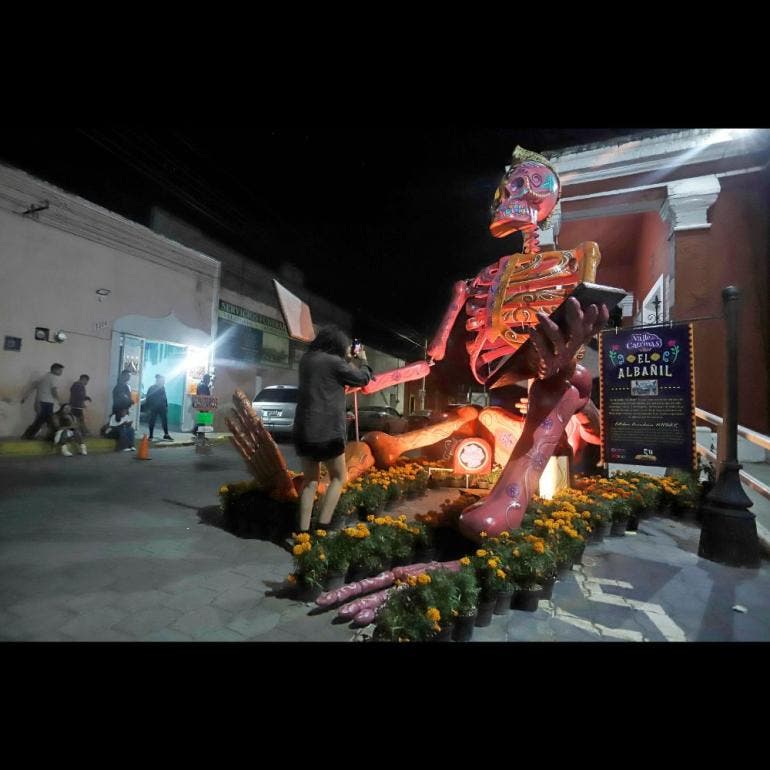 Fotografía de una calavera monumental