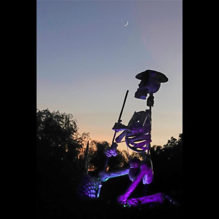 Fotografía de una calavera monumental