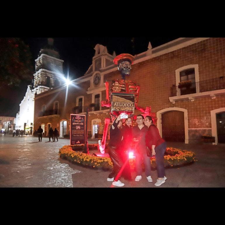 Fotografía de una calavera monumental