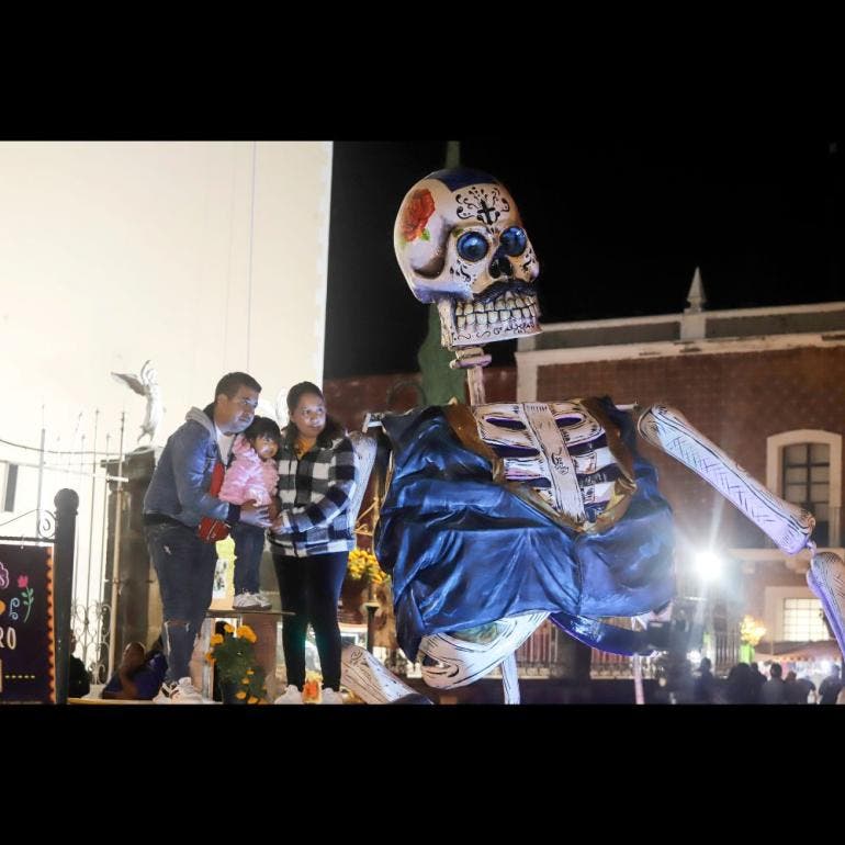 Fotografía de una calavera monumental