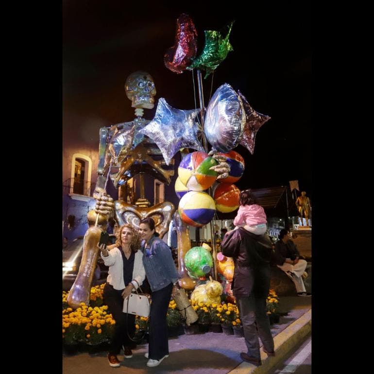 Fotografía de una calavera monumental