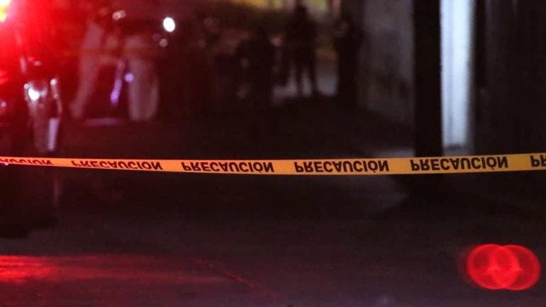 Los policías trasladaron al herido en una patrulla a un hospital, donde fue diagnosticado con lesión por proyectil de arma de fuego.