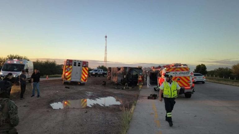 Autobús de pasajeros vuelca en la carretera Hermosillo-Guaymas