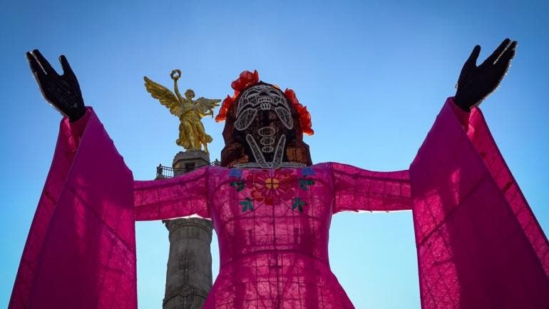 Catrinas y catrines desfilaron con rostros decorados y atuendos elaborados, acompañados por patinadores, bailarines y músicos