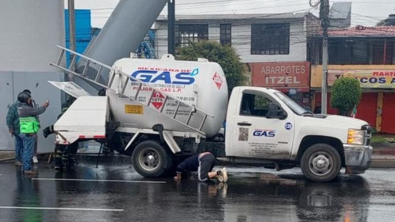 choca pipa gas LP Tlahuac controlan fuga.jpg