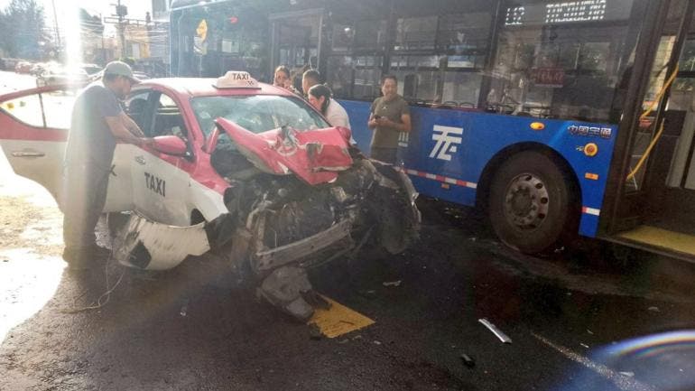choca taxi trolebus avenida Aztecas.jpg