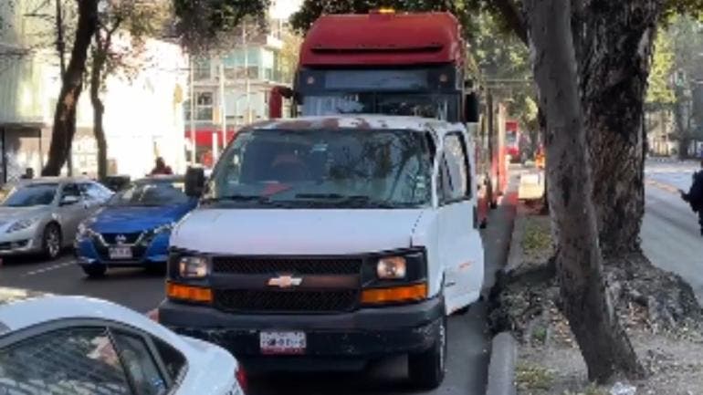Una unidad del Metrobús de la Ciudad de México se vio involucrado la mañana de este martes en un choque vial
