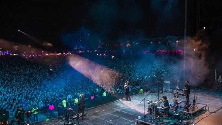 CORONA CAPITAL SUMA NUEVAS BANDAS
