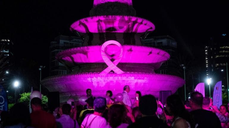 desfilan bodypaint Guadalajara cancer mama.jpg