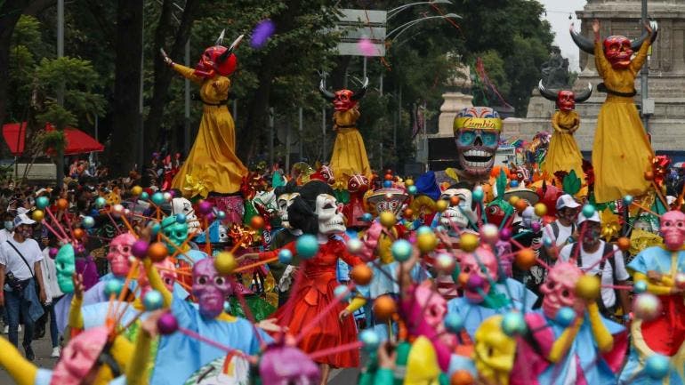 Unidad del Metrobús de la Ciudad de México con horario especial por el Desfile de Día de Muertos.