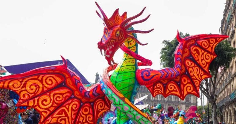 De acuerdo con la tradición, los alebrijes son seres imaginarios que combinan rasgos de animales reales y fantásticos