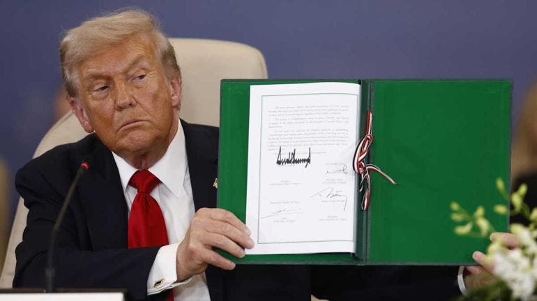 Donald Trump firma acuerdo de paz